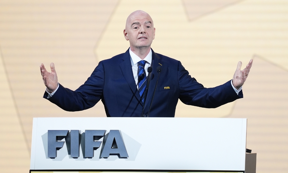 前裁判：VAR不该介入取消迪洛伦佐的点球，德国快发角球符合规则.
